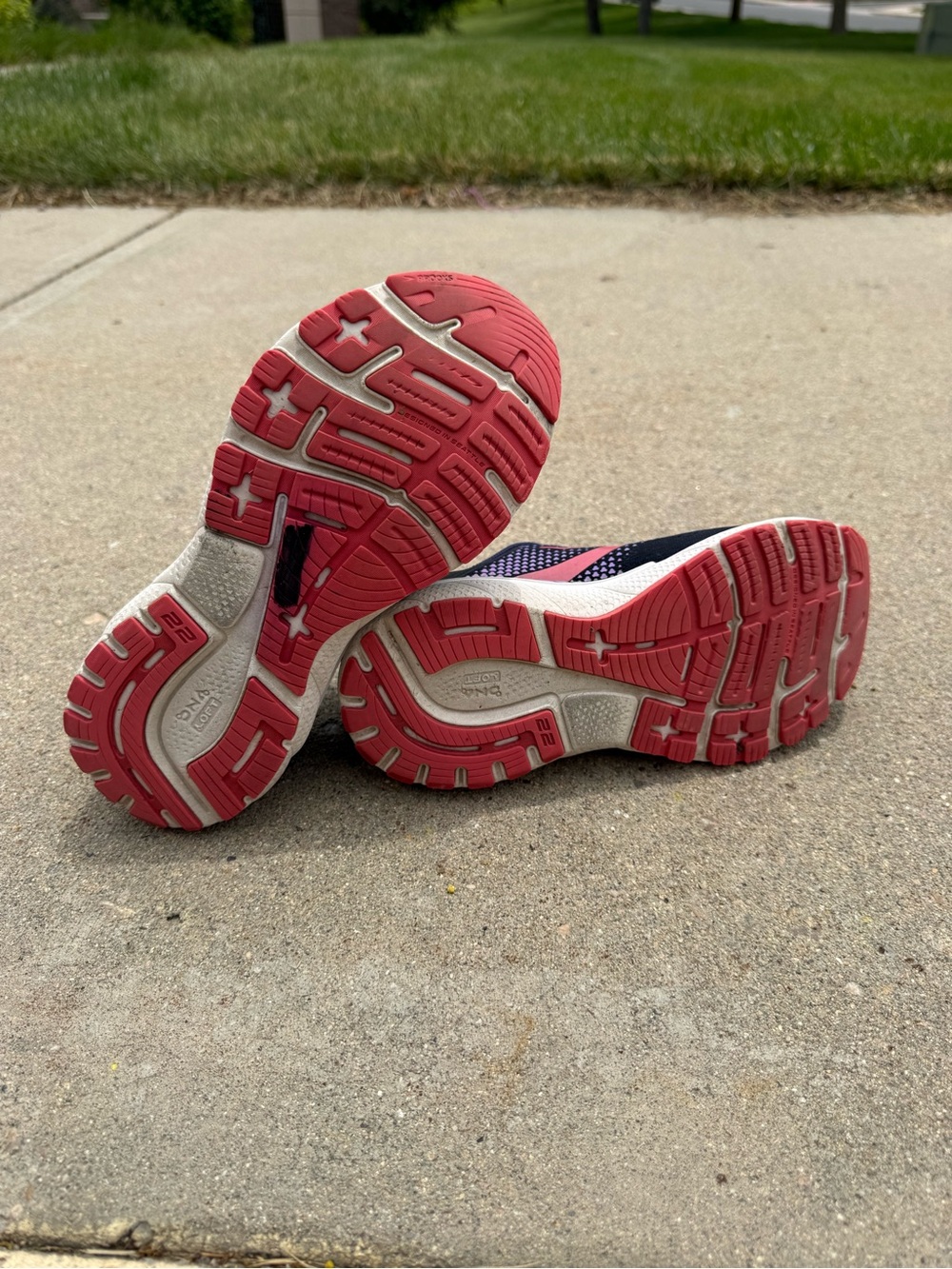 Womens Brooks Adrenaline 22 (size 7.5) - Picture 7 of 9
